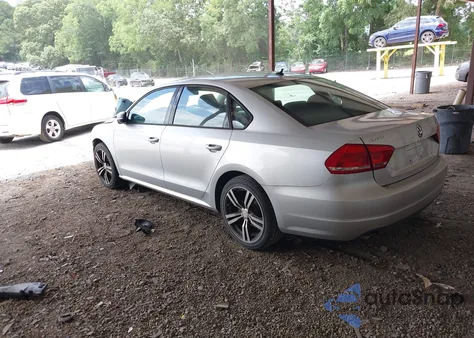 2013 Volkswagen Passat 2.5L S z USA, uszkodzony, nr VIN 1VWAP7A33DC078114